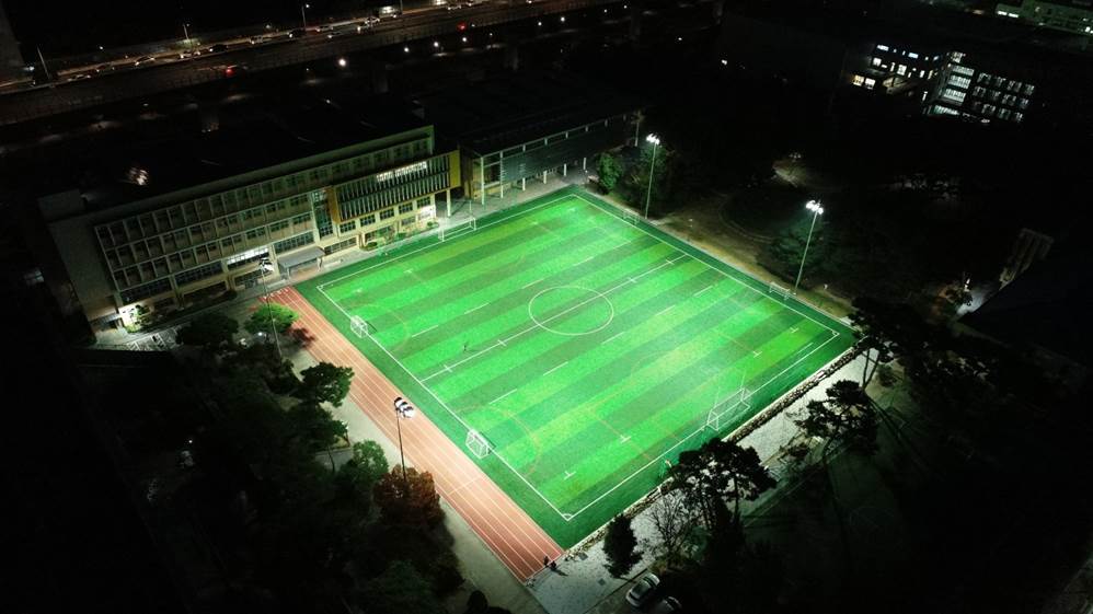 韩国Seoul National Univ.Middle School足球场2.jpg